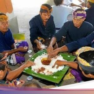 Kebiasaan Megibung Hingga Karangasem Bali: Ciri Khas hingga Etika