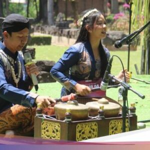 Pelajar Kediri Main Perkusi Untuk Candi Di Kegiatan Gema Mredangga Tegowangi