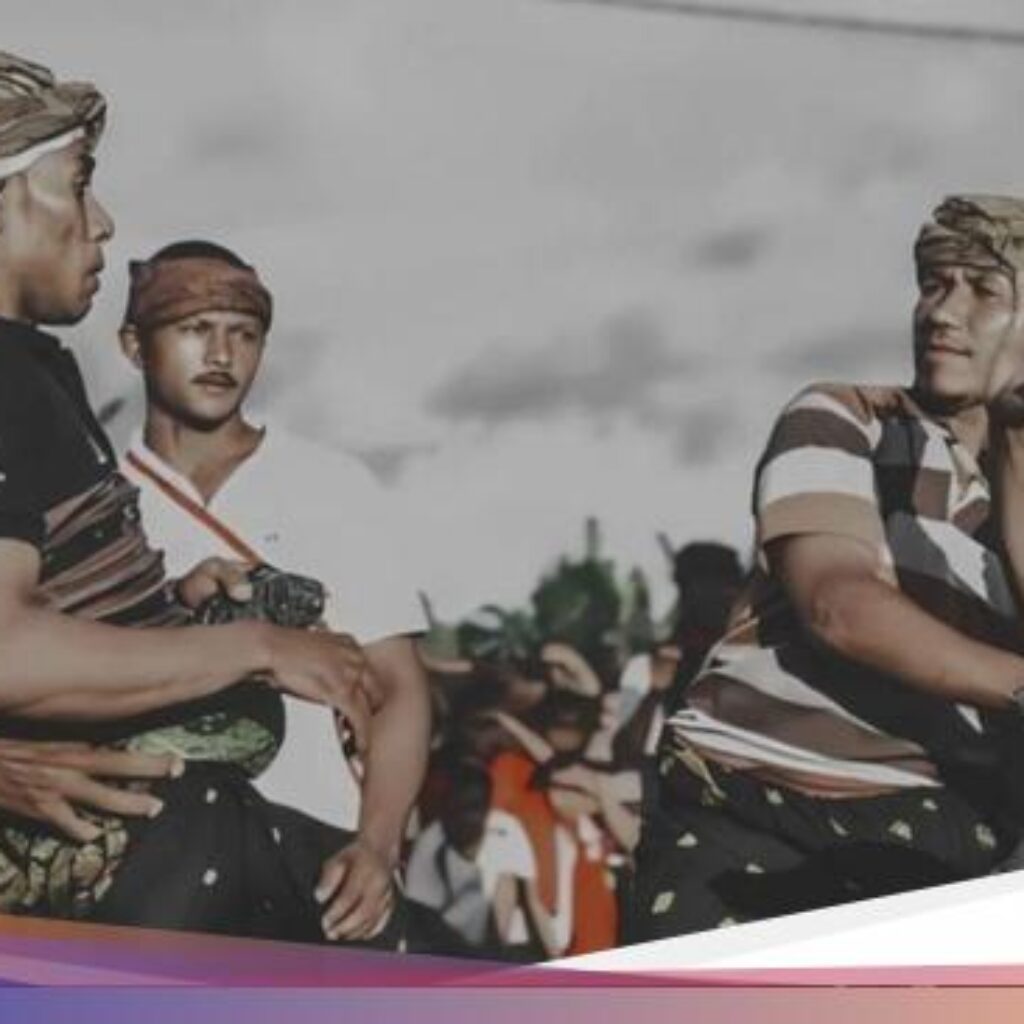 Kucuran Darah yang Dipercaya Suburkan Tanah