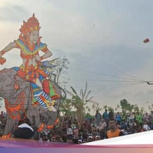 Ratusan Layang-Layang Raksasa Hiasi Langit Gresik