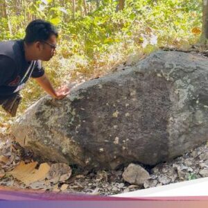 Lagi Ngopi Santai, Jayadi Malah Temukan Prasasti Aksara China Penting