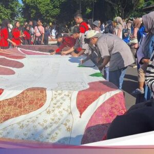 Ratusan Siswa Ke Bondowoso Membatik Bareng Sepanjang 40 Meter