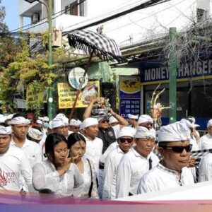 Warga Kuta Gelar Upacara Penyucian Pelawatan Barong Banjar Pande Mas