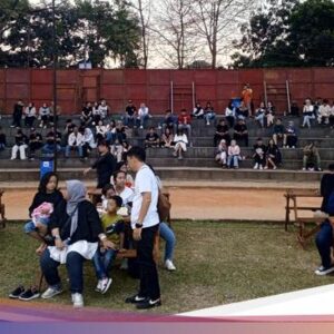 Nonton Santai ala Penonton Pertunjukan Musik WJF 2024 Di Tribun Saparua