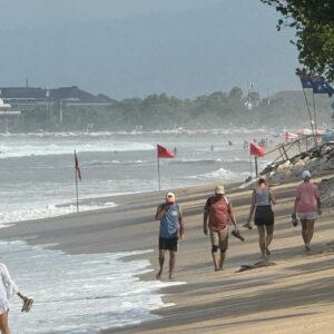 Gelombang Pantai Kuta Meninggi, Pengunjung Diminta Perhatikan Bendera Larangan