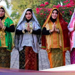 Mengenal Lamung Pene, Busana Adat Perempuan Sumbawa