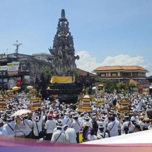 Ribuan Umat Iringi Kebiasaan Sakral Macepuk Hingga Catus Pata Klungkung