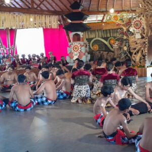 Penghujung Tahun, Ulun Danu Beratan Gelar Parade Kebiasaan Global  Bersama Pementasan Tari Kecak