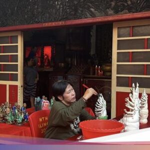 Klenteng Tertua Di Surabaya Gelar Kebiasaan Pembersihan Rupang Jelang Imlek