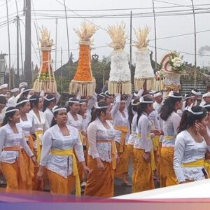 Ribuan Warga dan Turis Hadiri Puncak Palebon Jero Gede Alitan Batur