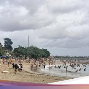 Warga Denpasar Padati Pantai Sanur Untuk Banyu Pinaruh