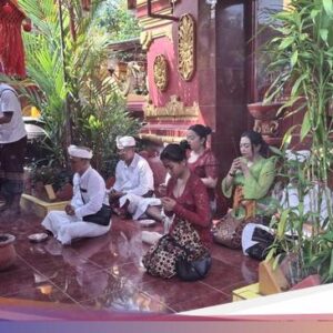 Kenakan Busana Adat Bali, Umat Hindu-Buddha Rayakan Imlek Ke Kongco Dwipayana