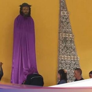 Peziarah Semana Santa Ikuti Ritual Cium Patung Tuan Berdiri Di Adonara