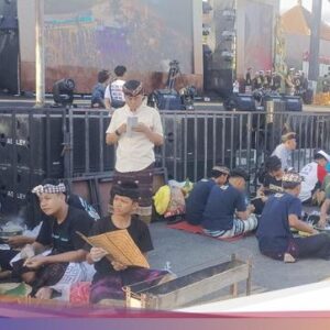 Meriah Parade Ngebek Sate Massal Ke Perayaan Seni Semarapura, Warga Gratis Mencicipi
