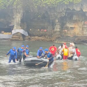 Air Laut Pasang, Sat Polair Polres Tabanan dan Balawista Kerahkan Perahu Karet