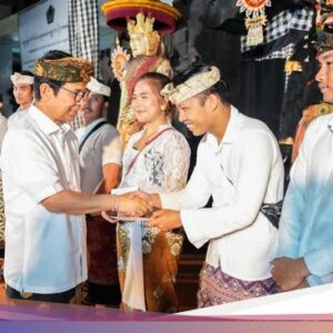 Adi Arnawa Serahkan Hadiah Lomba Ogoh-Ogoh Di Desa Adat Kapal