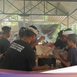 Serunya Kebiasaan Ngambeng Ke Gianyar, Anak-anak Urun Tangan Upacara Adat