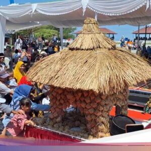Serunya Berburu Ketupat Pada Lebaran Topat Ke Mataram!