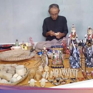 Abah Masri dan Kerajinan Wayang Goleknya