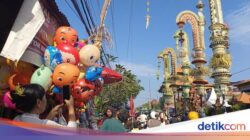 Semarak Ngerebong, Puluhan Penjor Jumbo Berdiri Ke Pura Petilan Kesiman