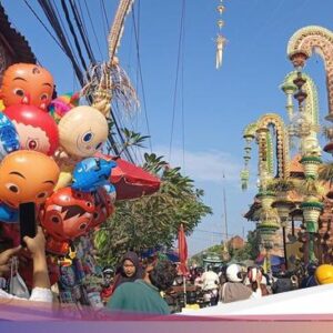 Semarak Ngerebong, Puluhan Penjor Jumbo Berdiri Ke Pura Petilan Kesiman