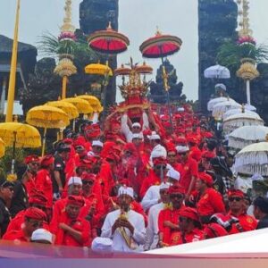 Ribuan Umat Hindu Ikuti Melasti Jelang Karya IBTK Hingga Besakih