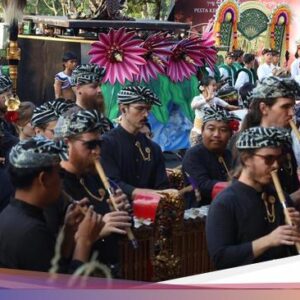 Atraksi Bule Main Gamelan Curi Perhatian Ke Pawai Pesta Seni Kearifan Lokal Bali 2025