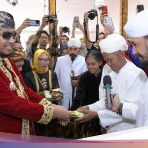 Warga Desa Aeng Tong Tong Kembalikan Pusaka Ke Keraton Sumenep