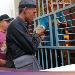 Melihat Ribuan Warga Antre Nasi Jangkrik Buka Luwur Makam Sunan Kudus
