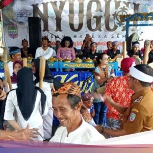 Kebiasaan Nyuguh Ke Kampung Kuta Ciamis Karena Itu Simbol Kebersamaan