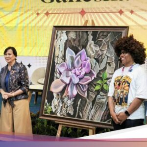 Menpar Widi Sumbang Lukisan ‘Sukulen’ Karya Ibunda Di Pasar Karyaseni ITB