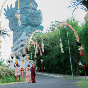 Sinergi Pemkab Badung, GWK Gelar Penjor Perayaan Seni 2025