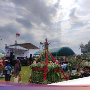 Keseruan Warga Serbu 13 Gunungan Sedekah Bumi Ke Jombang