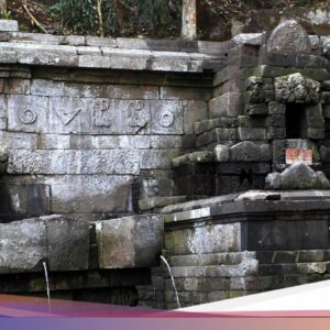 Menapak Jejak Air Tak Pernah Surut Hingga Candi Jolotundo Mojokerto