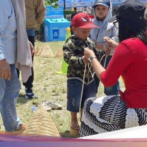 Melatih Kesejajaran dan Filosofi Hidup Lewat Kelom Batok Bambu