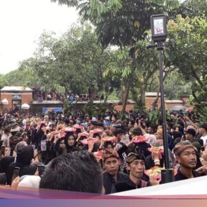 Ribuan Penonton Padati Kebiasaan Pertempuran Topat Hingga Pura Lingsar Lombok Barat