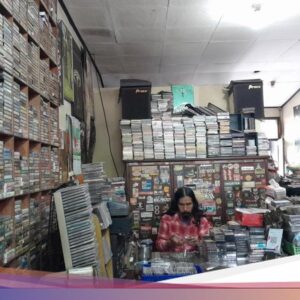 Menjaga Irama Kaset Pita Di Ruko Dipatiukur Bandung