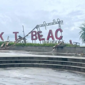 Ikon Tulisan “KUTA BEACH” Rusak Diterpa Angin Kencang