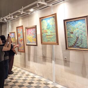 THE 1O1 Bali Oasis Sanur Hadirkan Pameran Lukisan “Naive Art Melukis Surga” Karya Ngurah KK