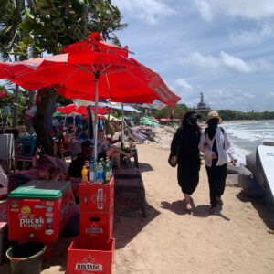 Kuta Bakal Seragamkan Payung Pedagang Pantai