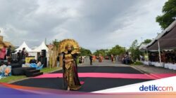 Ribuan Gadis Lombok Meriahkan Karnaval Sambut Bau Nyale 2026