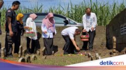 Hukum Menabur Bunga dan Menyiram Air Ketika Ziarah Kubur Jelang Ramadan
