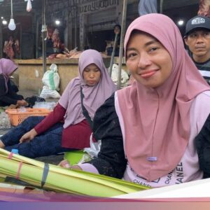 Jelang Nisfu Syaban, Warga Ke Bojonegoro Berburu Janur dan Ketupat