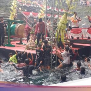 Seru! Sebar Udik-udik Tandai Kebiasaan Padusan Hingga Umbul Cokro Klaten