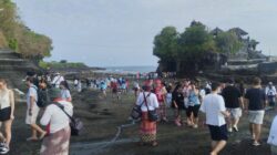 Libur Idul Fitri, Wisatawan Serbu  DTW Tanah Lot