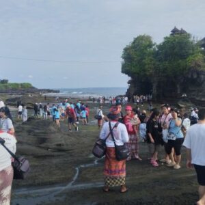 Libur Idul Fitri, Wisatawan Serbu  DTW Tanah Lot