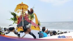 Ribuan Umat Hindu Tengger Upacara Melasti Ke Pantai Watu Pecak Lumajang