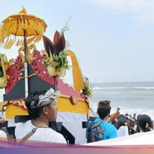 Ribuan Umat Hindu Tengger Upacara Melasti Ke Pantai Watu Pecak Lumajang