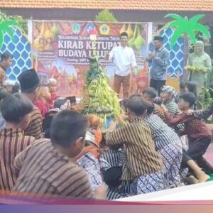 Unik, Sekolah Hingga Pasuruan Kirab Kertupat Berisi Uang-Perlengkapan Belajar
