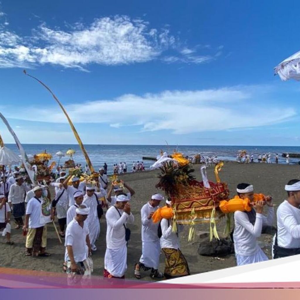 Purnama Kedasa, Ribuan Krama Desa Adat Buleleng Melasti Di Pura Segara